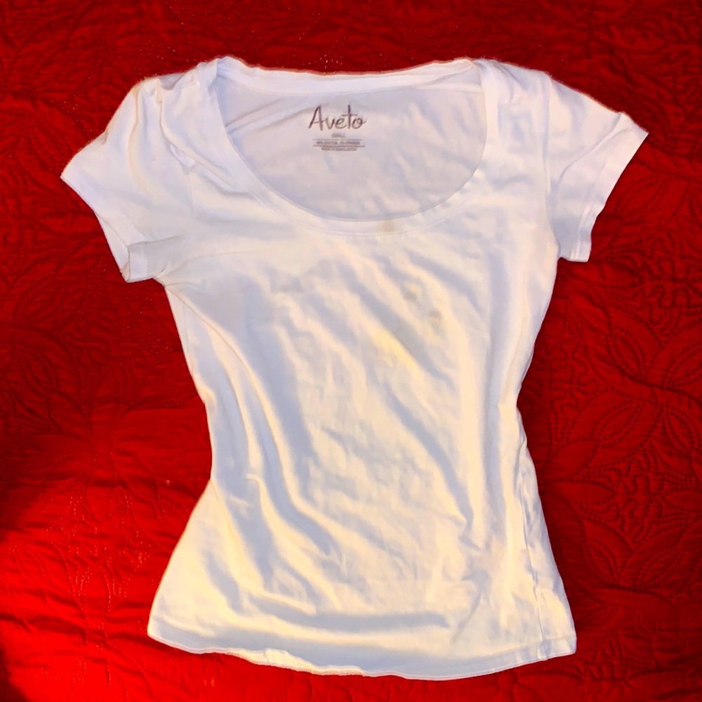 Cute, white top, great for the summer.